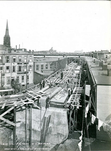 1931年撮影、マートル・アベニュー とブロードウェイ付近で高架線を建設中の写真。